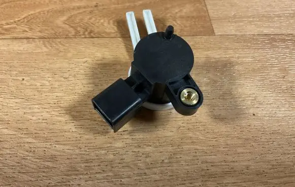 Opel Insignia A Clutch pedal sensor 25889337 3117C