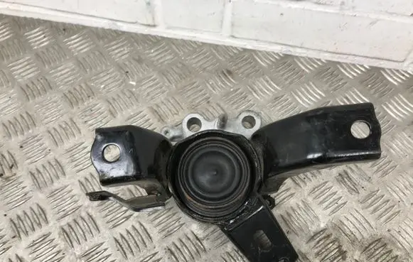 Lexus CT 200H Engine mount bracket