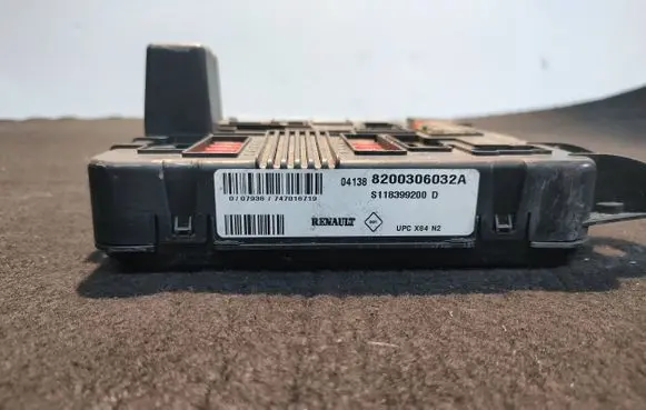 Renault Scenic II - Grand scenic II Fuse module 8200306032A S118399200D 04138820
