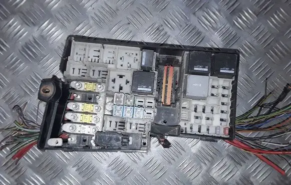 Ford C-MAX I Fuse module 6M5T14K733 518804109 3M5T14A067BC