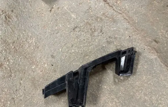Headlight/headlamp mounting bracket