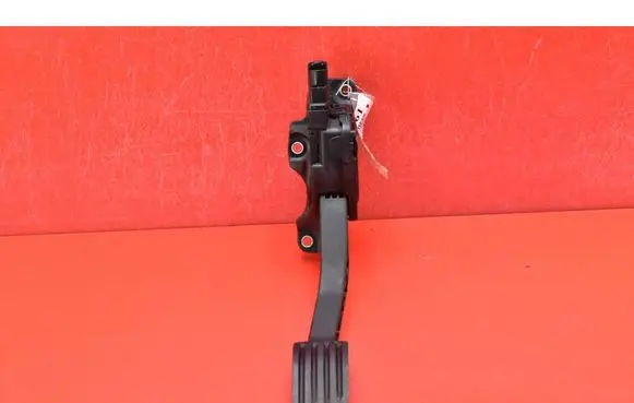 Accelerator throttle pedal