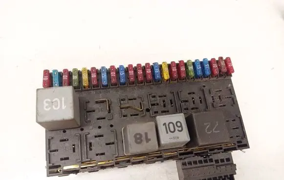 Volkswagen PASSAT B4 Fuse box set 357937039
