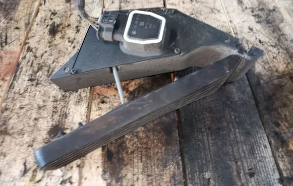 Mercedes-Benz E W212 Accelerator throttle pedal A2043000004