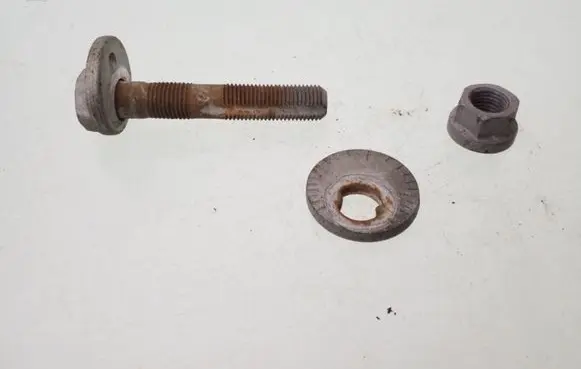 Toyota RAV 4 (XA40) Rear suspension camber bolt 