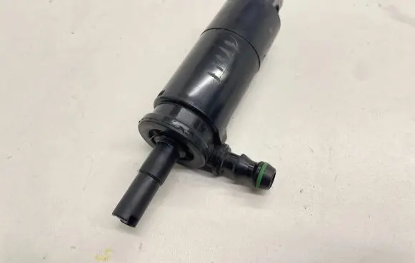 Skoda Octavia Mk2 (1Z) Headlight washer pump 3B7955681
