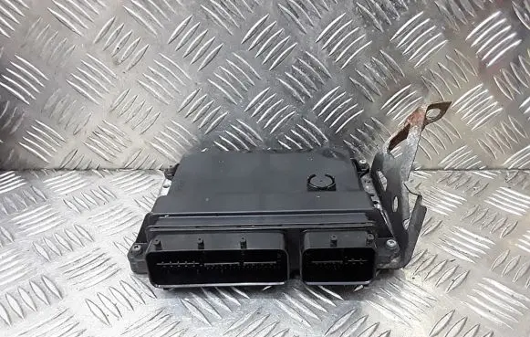 Toyota Avensis T270 Engine control unit/module 8966105N50