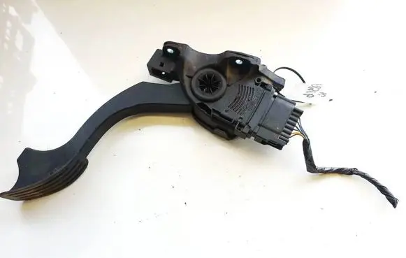 Accelerator throttle pedal