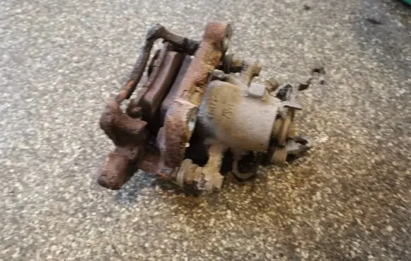 Volkswagen Jetta V Rear brake caliper