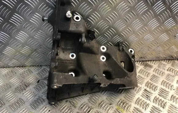 Porsche Cayenne (9PA) Engine mounting bracket