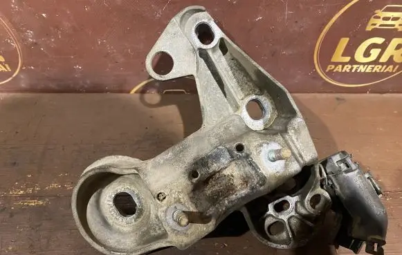 Engine mounting bracket
