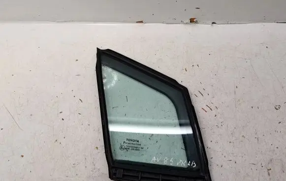 Toyota Avensis T270 Front door vent window glass four-door 6812505010 6821505010