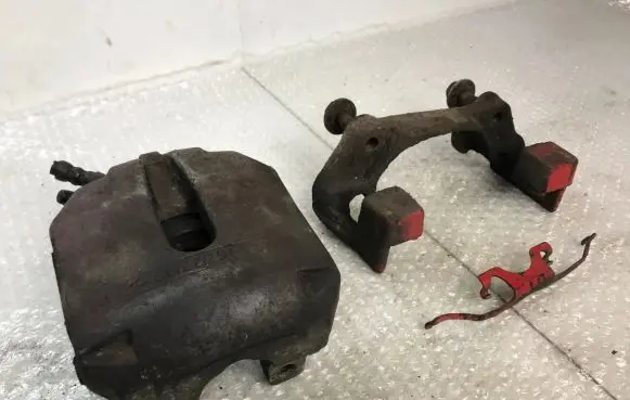 BMW 5 E39 Front brake caliper 6022