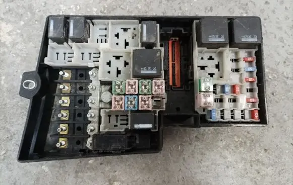Volvo S40 Fuse module 8688040 518818000
