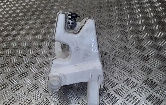 Nissan Pulsar Windshield washer fluid reservoir/tank