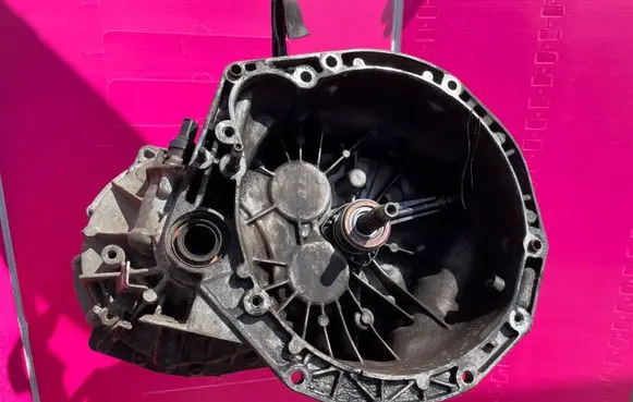 Opel Vivaro Manual 6 speed gearbox 8200065323