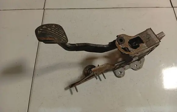 Nissan Qashqai Brake pedal E001046X11
