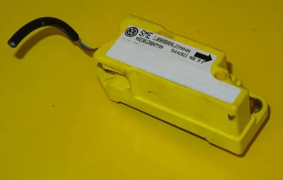 Volkswagen Golf III Airbag deployment crash/impact sensor 1J0909606AL