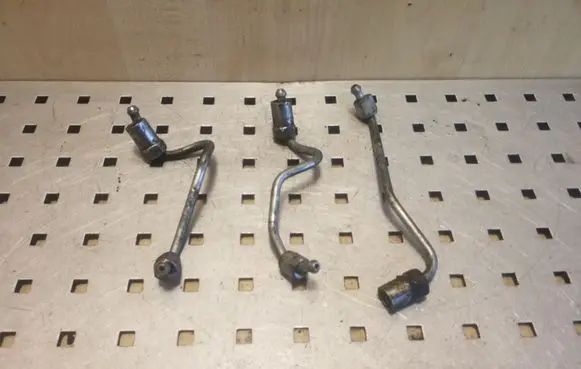 Fuel injector supply line/pipe