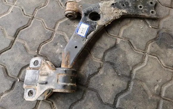 Volvo V40 Front control arm 31340231