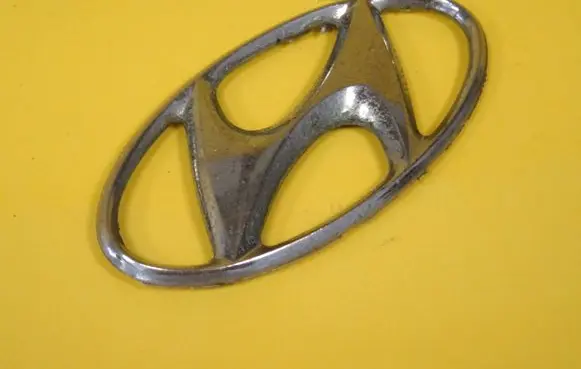 Hyundai H-100 Manufacturer badge logo/emblem 