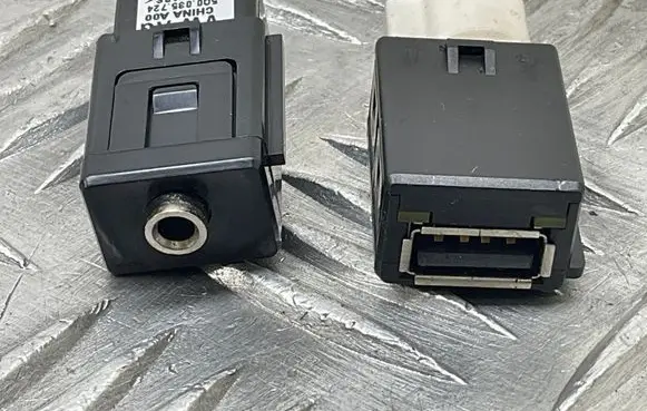 Skoda Octavia Mk3 (5E) AUX in-socket connector 5Q0035726B 5Q0035724
