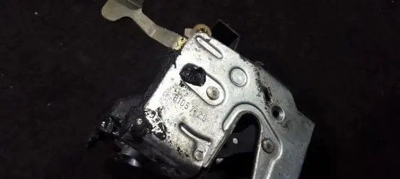 BMW 7 E32 Front door lock 81057820 8105782.0