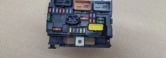 Peugeot 207 Fuse module 9667199680