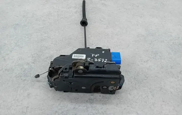 Skoda Octavia Mk2 (1Z) Front door lock 3D1837016
