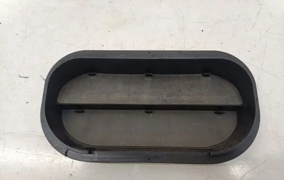 Quarter panel pressure vent