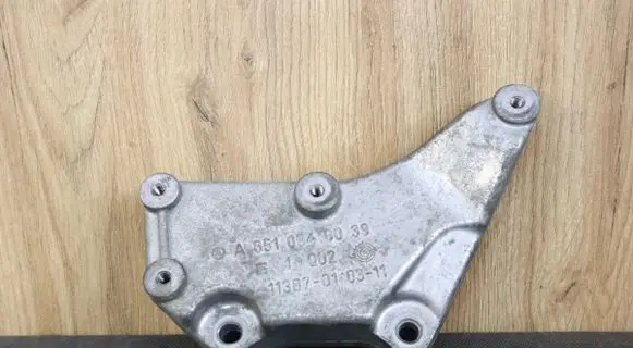 Mercedes-Benz SLK R172 Engine mounting bracket 6510940039 A6510940039