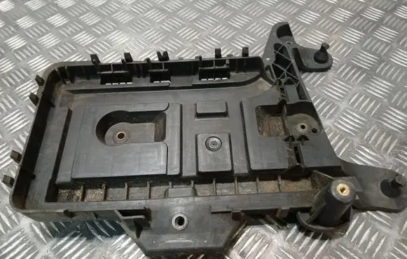 Volkswagen Touran I Battery tray 1K0915333h
