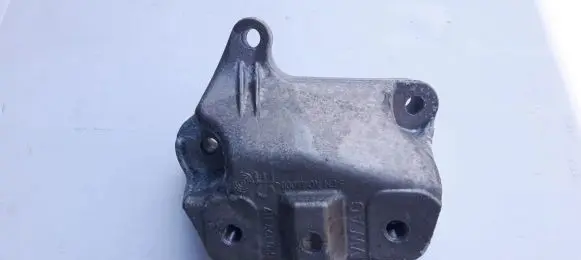 Volkswagen PASSAT B6 Engine mount bracket