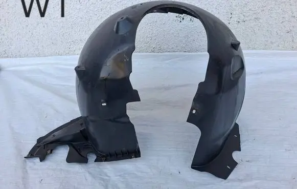 Front wheel arch liner splash guards
