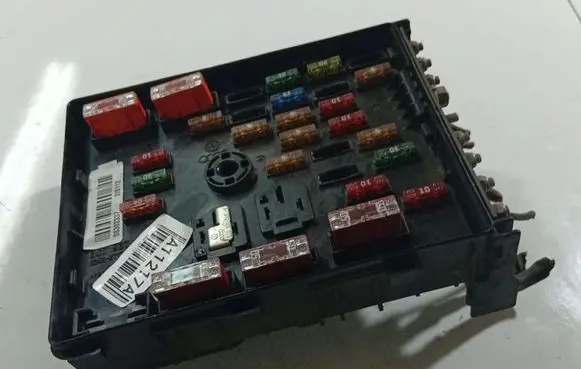 Volkswagen PASSAT B6 Fuse box set 3C0937125