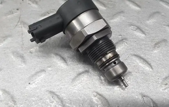Mitsubishi Outlander Fuel pressure regulator 9671002980 0281006135