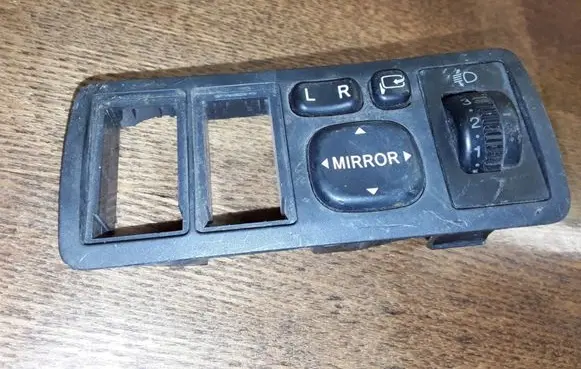 Toyota Avensis T250 Wing mirror switch 777667