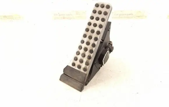 Accelerator throttle pedal