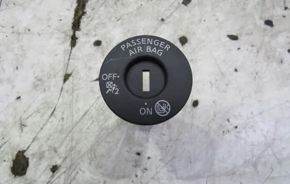 Nissan Qashqai Passenger airbag on/off switch KRIS235789