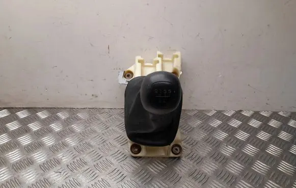 Hyundai i30 Gear shifter/selector 437000MXXX