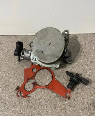 Nissan X-Trail T32 Vacuum pump 146503760R 283151600C