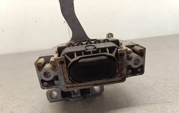 Engine mount bracket