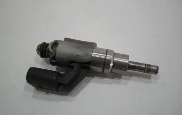 Volkswagen Golf VI Fuel injector 03C906036A