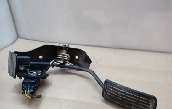 Toyota Avensis T250 Accelerator throttle pedal