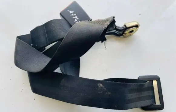 Middle seatbelt (rear)