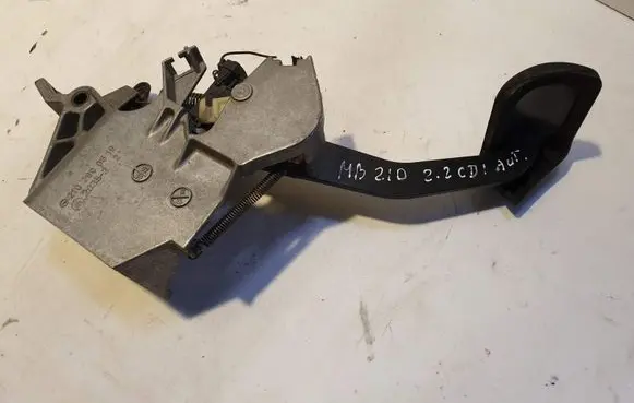 Mercedes-Benz E W210 Brake pedal 2102900619