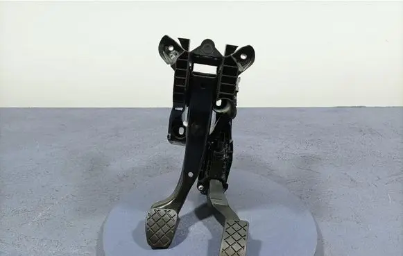 Accelerator throttle pedal