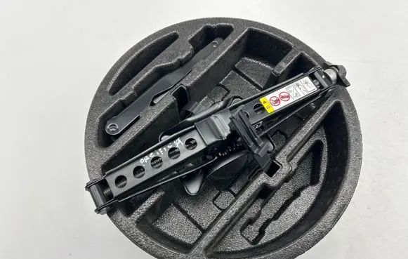 Chrysler Pacifica Tool box 68268705AD
