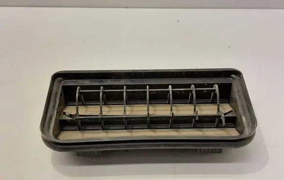 Quarter panel pressure vent