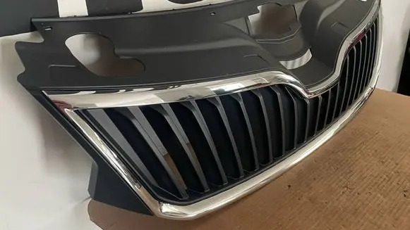 Skoda Rapid (NH) Front bumper upper radiator grill 5ja853668 GENUINEnew